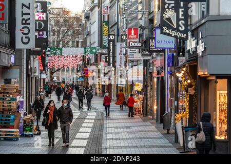 Vie dello shopping a Colonia dopo il blocco nella Corona Crisi - zona pedonale Hohe Straße Foto Stock