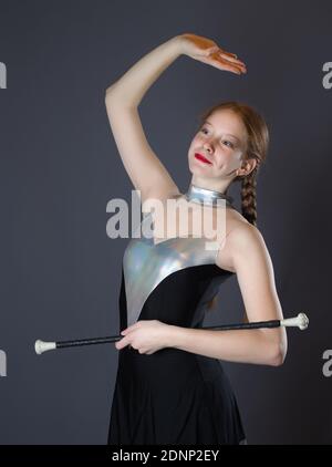 Ragazza di Majorette di Teen di Redhead con i pigtail che posano in studio Foto Stock