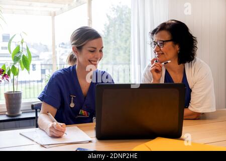 Dottori donne che parlano in ufficio Foto Stock