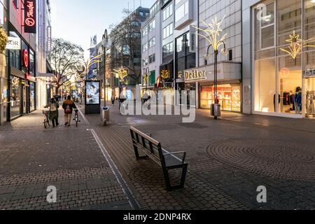 Vie dello shopping a Colonia dopo il blocco nella Corona Crisi - poche persone nella zona pedonale di Schildergasse Foto Stock