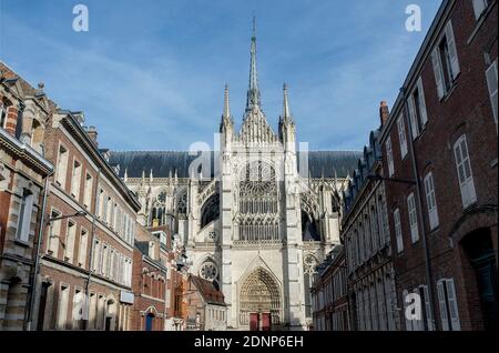 Amiens (Francia settentrionale): Panoramica della Basilica della Cattedrale di nostra Signora di Amiens, dichiarata Patrimonio dell'Umanità dall'UNESCO, con case nel cit Foto Stock