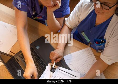 Doctors looking at medical record Foto Stock