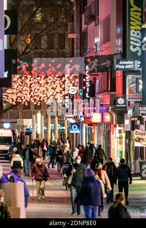Vie dello shopping a Colonia dopo il blocco nella Corona Crisi - zona pedonale Hohe Strasse Foto Stock