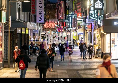 Vie dello shopping a Colonia dopo il blocco nella Corona Crisi - zona pedonale Hohe Strasse Foto Stock