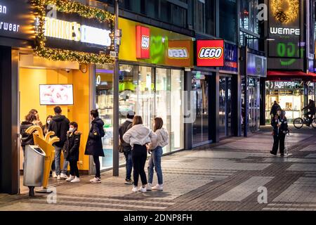 Vie dello shopping a Colonia dopo il blocco nella Corona crisi - persone di fronte a uno spuntino nel Zona pedonale Hohe Strasse Foto Stock