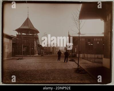 Hamann, Auswandererhallen auf der Veddel, carta collodion, processo positivo in bianco e nero, totale: Altezza: 18.4 cm; larghezza: 24.2 cm, manoscritto in piombo: Auswanderhallen Hamburg-Veddel, padiglione musicale di sinistra cfr Keller, Fig. 37, 64, numero inventario, dimensioni, tecnica, fotographia di reportistica, uomo, cappello, architettura, hist. building, location, strada, sociale, vita economica/trasporto/comunicazione Foto Stock