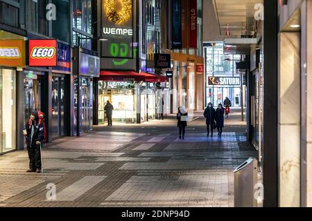 Vie dello shopping a Colonia dopo il blocco nella Corona Crisi - poche persone nella zona pedonale di Hohe Straße Foto Stock