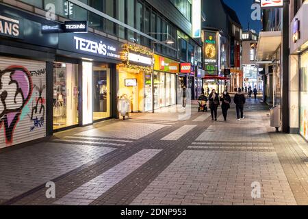 Vie dello shopping a Colonia dopo il blocco nella Corona Crisi - poche persone nella zona pedonale di Hohe Straße Foto Stock