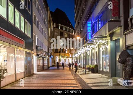 Vie dello shopping a Colonia dopo il blocco nella Corona Crisi - zona pedonale Brukenstrasse Foto Stock