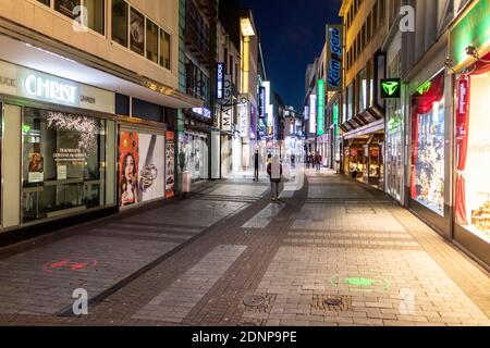 Vie dello shopping a Colonia dopo il blocco nella Corona Crisi - poche persone nella zona pedonale di Hohe Straße Foto Stock