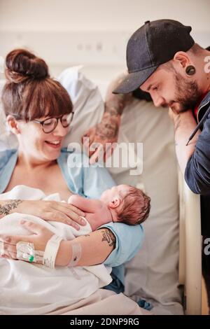 Genitori in ospedale con neonato Foto Stock