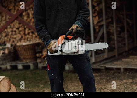 Uomo che tiene la motosega Foto Stock