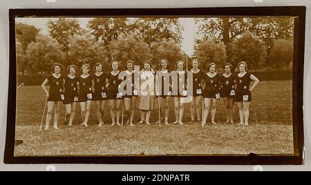 Hamann, Siegreiche Schlagball-Mannschaft der Frauen des Hamburger St. Pauli-Turnvereins in Lübeck, carta in gelatina d'argento, processo positivo bianco e nero, dimensione del foglio: Altezza: 10.00 cm; larghezza: 19.00 cm, incisa e datata: verso: In piombo: In Lübeck, ca. 1920, Siegreiche Schlagball-Mannschaft der Frauen des HBG St. Pauli-Turnverein, J. Hamann, Amburgo i, Neustädterstr. 66/68 (barrato), Atelier per la Fotografia di tutti i tipi, premiato con il 1899° premio Amburgo, scritto a mano in piombo: Tel 342337, fotografia sportiva, fotografia ritratto, giochi di palla Foto Stock