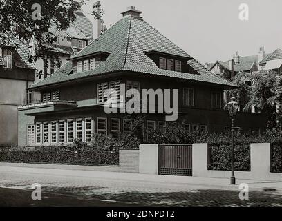 Carl Dransfeld, casa residenziale per Erich Madsack, Hannover-List, carta in gelatina d'argento, processo positivo in bianco e nero, dimensioni immagine: Altezza: 16,80 cm; larghezza: 22,50 cm, Fotografia architettonica, casa residenziale, edificio a più piani, facciata, casa, edificio, architettura, la fotografia mostra la vista frontale e laterale della casa singola per Erich Madsack ad Hannover-List, Walderseestraße 3. L'edificio per l'editore dell'Annoversche Anzeiger fu costruito nel 1928 secondo i progetti dell'architetto Fritz Höger Foto Stock