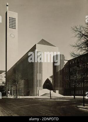 Carl Dransfeld, Kirche am Hohenzollernplatz, Berlino, carta in gelatina d'argento, processo positivo in bianco e nero, dimensioni immagine: Altezza: 22.30 cm; larghezza: 17.00 cm, timbro: verso e sinistra: Sotto ogni riproduzione deve essere stampata, Photo Dransfeld, Lichtbildner, Hamburg 39, Ohlsdorferstr. La chiesa di Hohenzollernplatz (Nassauische Str. 66-67) è una chiesa protestante situata nel quartiere berlinese di Wilmersdorf, in cui si trova la chiesa di Hohenzollernplatz (Legge del 9 gennaio 1907). Fu costruito tra il 1930 e il 1934 su disegno di Ossip Klarwein dall'architettura Foto Stock