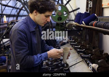 Daniel Harris è il fondatore della London Cloth Company e utilizza telai antichi per rilanciare un'industria morente. Foto Stock