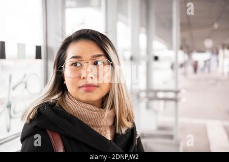 Donna sulla stazione ferroviaria Foto Stock