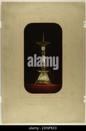 Léon Vidal, Flambeau de l'Autel du St. Esprit, carta, stampa fotocromatica, dimensioni immagine: Altezza: 32.3 cm; larghezza: 17.1 cm, inscritto: Recto: Stampato sopra la fotografia: Musee National Du Galerie D'Apollon; sotto la fotografia: Photochromie Léon Vidal B ième S.G.; Quai Voltrit, Parigi; Autbeau de St. verso con matita: P2013. 218.3, arti e mestieri, arti decorative, design industriale, opere d'arte applicata, arti applicate (collezionando ed esponendo opere d'arte), portacandele, candelabro, museo, arredi in chiesa, la magnifica Galleria Apollo del Louvre Foto Stock