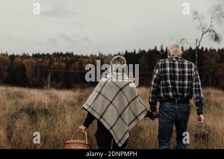Coppia senior camminare insieme Foto Stock