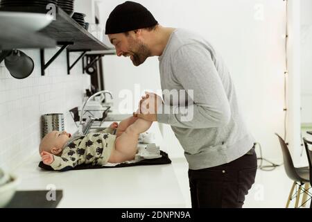 Padre con bambini in cucina Foto Stock