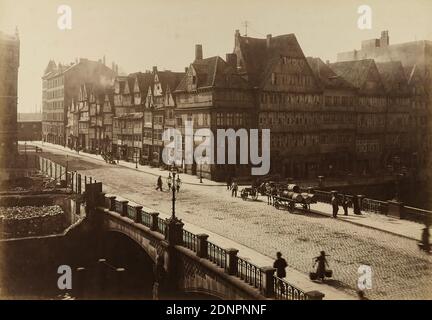 W. Mauke & Söhne, Georg Koppmann, lato ovest della strada Auf dem Sande dal portafoglio Hamburg 1884, viste dallo Stadttheil da deilitare, carta albumina, processo positivo bianco e nero, dimensioni immagine: Altezza: 27 cm; larghezza: 38.7 cm, inscritto: Recto u.: Stampato sul retro cartone: Photographie von G. Koppmann & Co, Amburgo - preso nel settembre 1884, lato occidentale DELLA STRADA SULLA SABBIA, fotografia architettonica, città, vista città (veduta), strade e piazze, ponte, edificio residenziale, casa a più piani, casa a graticcio, vita urbana, carrozza, carro merci, cart cargo Foto Stock