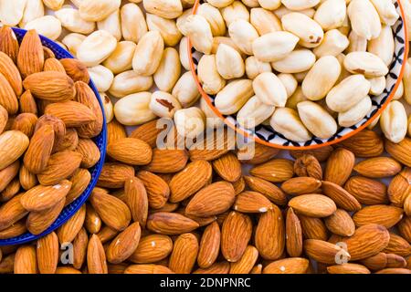 Mandorle e nocciole nella ciotola, birra e snack sano, vista ad angolo alto Foto Stock