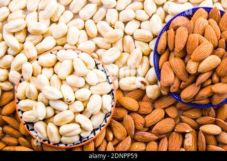 Mandorle e nocciole nella ciotola, birra e snack sano, vista ad angolo alto Foto Stock