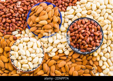 Mandorle, arachidi e nocciole nella ciotola, birra e snack sano, vista ad angolo alto Foto Stock