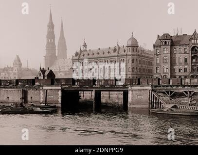 W. Mauke & Sons, Georg Koppmann, Amburgo. Edificio doganale principale vicino a St. Annen e Brookthorquaibrücke del portafoglio di Amburgo. Dall'area portuale libera, fotografata e pubblicata da G. Koppmann & Comp, Staatliche Landesbildstelle Hamburg, collezione sulla storia della fotografia, della carta, del collotipo, dimensioni immagine: Altezza: 22.7 cm; larghezza: 30.7 cm, inscritta: Recto u.: Stampato sul retro: Amburgo, edificio doganale principale vicino a St. Annen e Brookthorquaibrücke, fotografia di G. Koppmann & Comp, Amburgo. Fotografato Amburgo, novembre 1888, fotografia architettonica, città, vista città (veduta Foto Stock