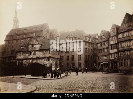 W. Mauke & Söhne, Georg Koppmann, Spenshörn, Pickhuben visto dal Brook dalla cartella Amburgo 1883, Aufnahmen der Stadttheile zu niederlegenden, Staatliche Landesbildstelle Amburgo, collezione sulla storia della fotografia, carta albumina, processo positivo bianco e nero, dimensione immagine: Altezza: 27.2 cm; larghezza: 38.5 cm, iscrizione: . Stampato sul cartone del vettore: Photographie von G. Koppmann & Co, Amburgo - fotografato Amburgo Ottobre 1883, SPENSHÖRN; PICKHUBEN GESEHEN DAL BROOK, fotografia architettonica, vista della città (veduta), strade e piazze, edificio residenziale Foto Stock