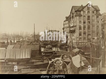 W. Mauke & Söhne, Georg Koppmann, Binnenhafen con la vecchia casa di posta dal cartella Amburgo 1884, viste dallo Stadttheil da defilare, carta albumina, processo positivo bianco e nero, dimensioni immagine: Altezza: 27 cm; larghezza: 38.7 cm, inscritto: Recto &: Stampato sul retro cartone: Photographie von G. Koppmann & Co, Amburgo - preso nel settembre 1884, BINNENHAFEN MIT dem ALTEN POSTHAUSE, fotografia architettonica, città, vista città (veduta), porto, barca, barca a vela, barca a vela, albero (nave), casa residenziale, casa ripopolata, edificio storico, posizione, via, canali, acqua (in città Foto Stock