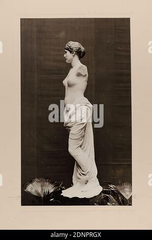 Nicola Perscheid, Max Klinger, Amphitrite, 1899, marmo (da destra), carta in gelatina d'argento, processo positivo bianco e nero, dimensioni immagine: Altezza: 27.20 cm; larghezza: 16.10 cm, firmato e datato: Recto: N. Perscheid/Leipzig/1899, altezza 178 cm, oggi Berlino, Alte Nationalgalerie, scultura, plastica, arte scultorea Foto Stock