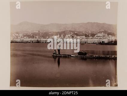 Giorgio Sommer, Messina. Panorama dal S. Salvatore, albumin paper, black and white positive process, sheet size: height: 20,50 cm; width: 25,50 cm, inscribed: recto and: exposed: 8634 Messina. Panorama dal S. Salvatore. Summer - Naples, travel photography, landscape photography, town, city, city view (veduta), coast, fisherman, angler, island Stock Photo