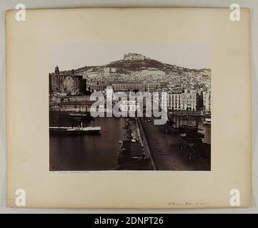 Giorgio Sommer, Napoli - Panorama dal Molo, carta albumina, processo positivo bianco e nero, dimensione immagine: Altezza: 19.80 cm; larghezza: 24.90 cm, inscritto: Recto e: Esposto: 1112. Napoli Panorama dal Molo, così come manoscritto sul cartoncino: Sant'Elmo del Porto di Napoli, numerato: 21, 58, francobollo secco: Recto e destra: GIORGIO SOMMER/Largo Vittoria, NAPOLI, inventario, fotografia di viaggio, città, vista sulla città (veduta), porto, fortezza Foto Stock