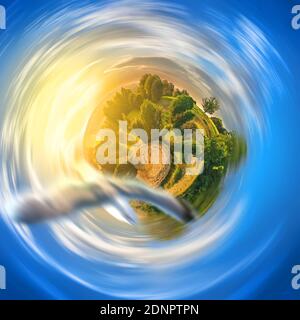 Vista aerea dell'isola verde in miniatura. Concetto di pianeta minuscolo. Foto Stock