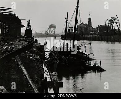 Heinrich Hamann, Atelier J. Hamann, Grasbrook-Hafen, Amburgo, carta in gelatina d'argento, processo positivo in bianco e nero, totale: Altezza: 23.9 cm; larghezza: 17.9 cm, incisa e datata: verso: In piombo: Amburgo - Hafen, 30. Maggio 1945, Grasbrook-Hafen, Hübener-Kai Schuppen 18, studio per la fotografia di tutti i tipi, J. Hamann, Amburgo 36, Valentinskamp, 41, assegnato Amburgo 1899; tutti i diritti di riproduzione e di film riservati, francobollo secco: Recto left and below: J. Hamann, Amburgo, fotographia di segnalazione, porto, magazzino (porto), nave a vela, barca a vela, distruzione, cantiere navale, molo, conseguenze della guerra, hist Foto Stock