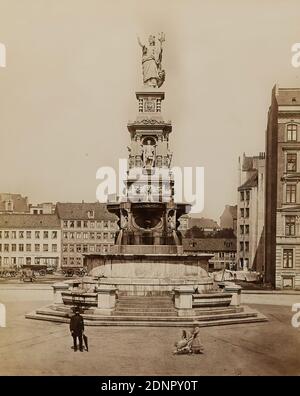 Wilhelm Champés, fontana su Hansa-Platz, Amburgo, carta albumina, processo positivo bianco e nero, dimensioni immagine: Altezza: 24.3 cm; larghezza: 19.5 cm, francobollo secco: Recto e sul cartone: Fotografia, di, W. Champés, fotografia architettonica, monumenti, fontane, torri, strade e piazze, persona storica, allegorica, simbolo. Rappresentazione delle città Foto Stock