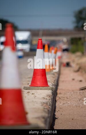 Coni stradali in lavori stradali sull'autostrada M1 in Inghilterra. Foto Stock