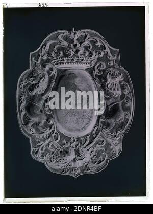 Wilhelm Weimar, cartouche con emblema della gilda, vetro negativo, nero e bianco negativo, totale: Altezza: 23.8 cm; larghezza: 17.8 cm, numerato: In alto a sinistra : in inchiostro nero: 928, fotografia, opera d'arte applicata (metalli), ornamenti, cartouche (ornamento), leone (predatore), corporazione, gilda, gilda, come incisore addestrato e laureato della Scuola d'Arte e Artigianato Foto Stock