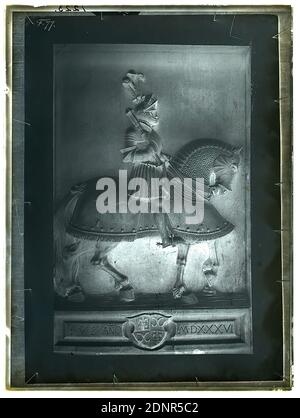 Wilhelm Weimar, cavaliere in rilievo con cavallo, vetro negativo, nero e bianco negativo, totale: Altezza: 23.8 cm; larghezza: 17.8 cm, numerato: In alto a sinistra : in inchiostro nero: 1223, fotografia, Equitazione, casco, cavallo, piume (per abbigliamento, moda), armatura, armatura, armatura, nobiltà e patrizia, stemma, simbolo araldico, scultura, scultura, arte della scultura Foto Stock