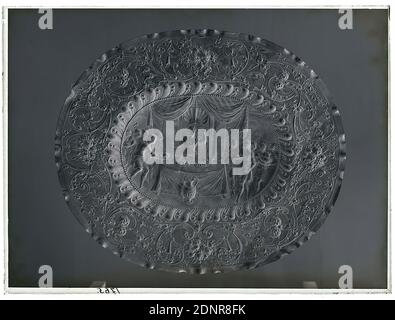 Wilhelm Weimar, lastra (mostra lastra) con rappresentazione della Spada di Damocle, vetro negativo, nero e bianco negativo processo, totale: Altezza: 23.8 cm; larghezza: 17.8 cm, numerato: u. li. : in inchiostro nero: 1765, fotografia, opera d'arte applicata (metalli preziosi), servizio cena, Dinnerware, ornamenti, Spada, cibo e bevande, piatti, Arti e mestieri, Arte e Artigianato, disegno industriale, mitologia classica/Storia dell'Antique, riproduzioni d'arte degli eroi greci dei propri possedimenti, oggetti stranieri, fotografie architettoniche ed espositive Foto Stock