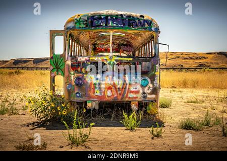 Autobus abbandonato coperto di graffiti Foto Stock