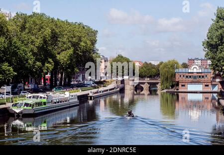 Amiens (Francia settentrionale): Sosta lungo il fiume "Relais nautique du port d'Amont" Ristorante-boat "le Picardie" e chiatta sul fiume Somme Foto Stock