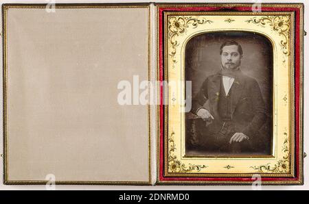 uomo, daguerreotipo, dimensione immagine: altezza: 9,00 cm; larghezza: 6,40 cm, titolo in inchiostro, fotografia ritratto, ginocchiera, uomo, figura seduta, barba Foto Stock