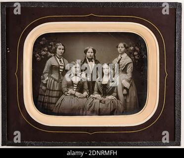 Cinque giovani donne, daguerreotipo, dimensioni immagine: Altezza: 8,50 cm; larghezza: 11,60 cm, fotografia ritratto, donna, giovane donna, ragazza, figura seduta, figura in piedi, ritratto di gruppo Foto Stock