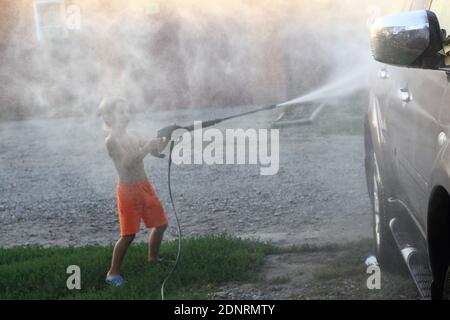 Autolavaggio per bambini con lavavetreria ad alta pressione Foto Stock