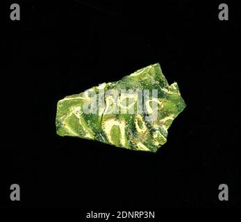 Due frammenti di vetro a mosaico, vetro, pressato, tagliato, tecnica millefiori, parte: Altezza: 2.70 cm; larghezza: 2.10 cm, rivestimenti per pavimenti, decorazioni per pareti, periodo imperiale precoce, i due frammenti di vetro verde che appartengono insieme sono costituiti da diversi cerchi bianchi con un centro verde e un bordo verde chiaro. La tecnica di fabbricazione è chiaramente riconoscibile da questi pezzi: È un taglio attraverso un'asta fatta di diversi tubi di vetro ondulato (dall'interno all'esterno verde scuro, bianco, verde chiaro) in vetro verde scuro. In epoca romana, il vetro colorato ornato veniva utilizzato per vasi, mosaici, decorazioni murali Foto Stock