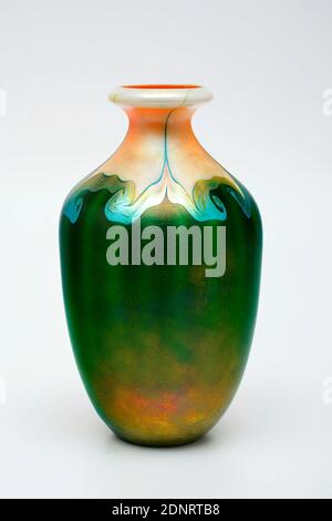 Louis Comfort Tiffany, Vase Model M 7075, Acquired by the artist at the Paris World Exhibition 1900, glass, flashed over, thread inlay, Total: Height: 21,50 cm; Diameter: 13,30 cm, monogrammed and inscribed: on the bottom: engraved L. C. T. and model no. M 7075; round paper label: TIFFANY FAVRILEGLASS REGISTERED TRADEMARK and company logo TGDCo, ornamental objects, art nouveau Stock Photo