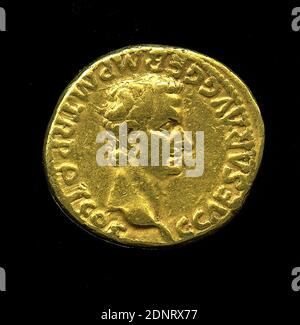 Aureo di Gaio Cesare ('Caligula'), oro, colato, goffrato, oro, totale: Diametro: 2 cm; peso: 7.74 g, iscrizione: Obverse: C CAESAR AVG GERM PM TR POT COS, monete, numismatica, ritratto di re, ritratto di stato, stelle, profilo (vista laterale), persona storica, sceneggiatura latina, storia di Augusto, imperatore romano, persone di storia antica, testa, volto, ritratto di testa, Augusto, Impero Romano, imperatore, Caligula, antichità romana, ossessione: Testa dell'imperatore Caligula a destra, al di fuori del cerchio di perle. Foto Stock