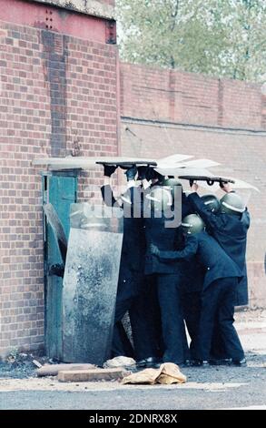 Formazione di riot della polizia del Bedfordshire a Kempston Brickworks. Ufficiali che dispiegano la formazione dello scudo per entrare nell'edificio occupato dai rioter. Foto Stock